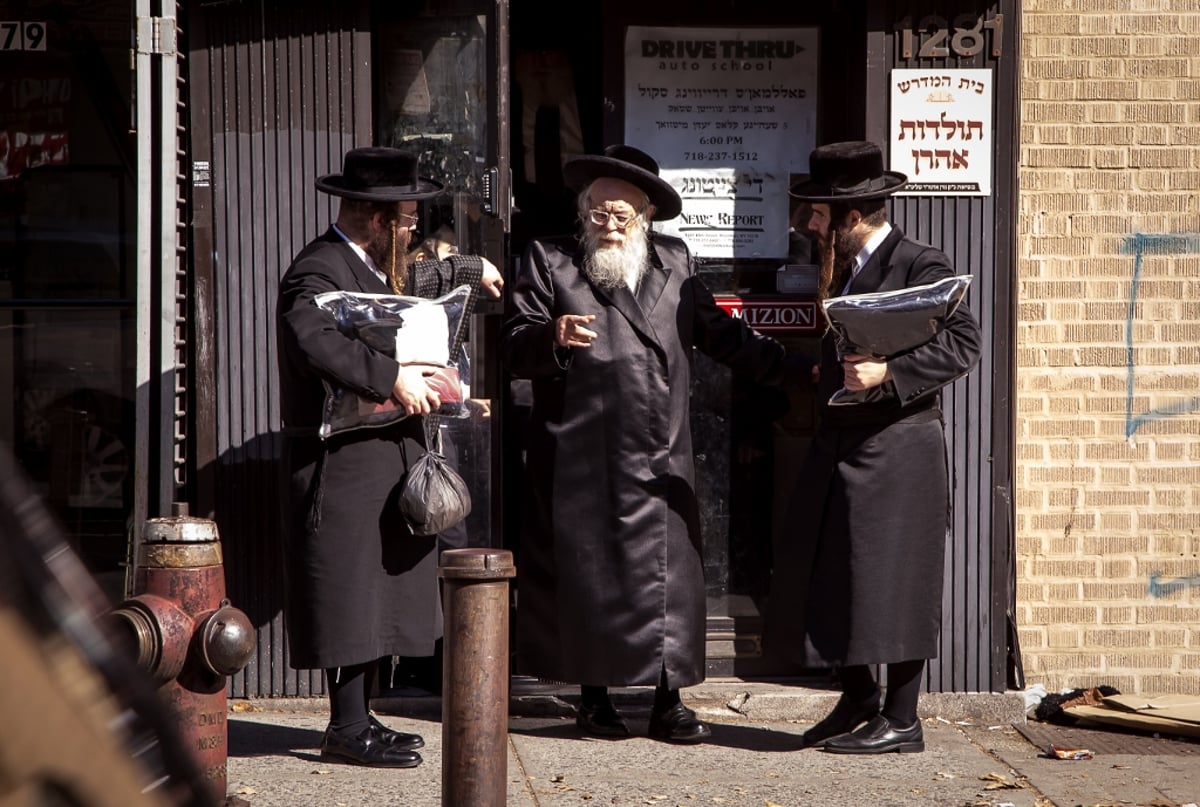 הרבי מתולדות אהרן בביקור בבורו פארק • תיעוד