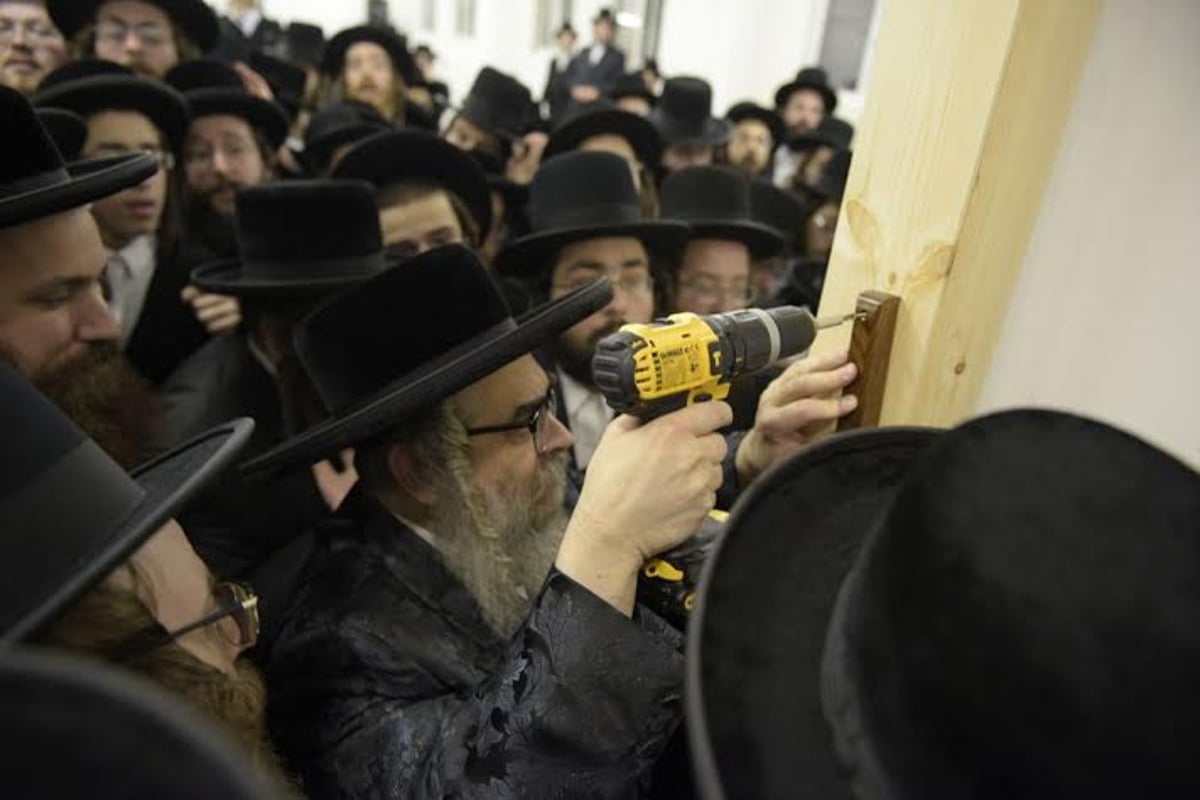 גלריה: ביקור בזק של הרבי מסאטמר בלונדון