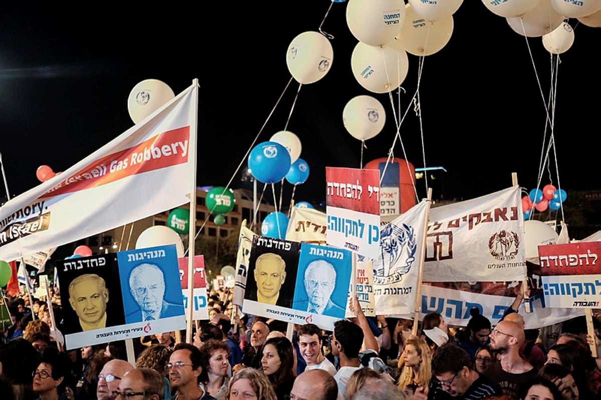 תומכי 'העבודה' הניפו שלטים נגד רה"מ בנימין נתניהו