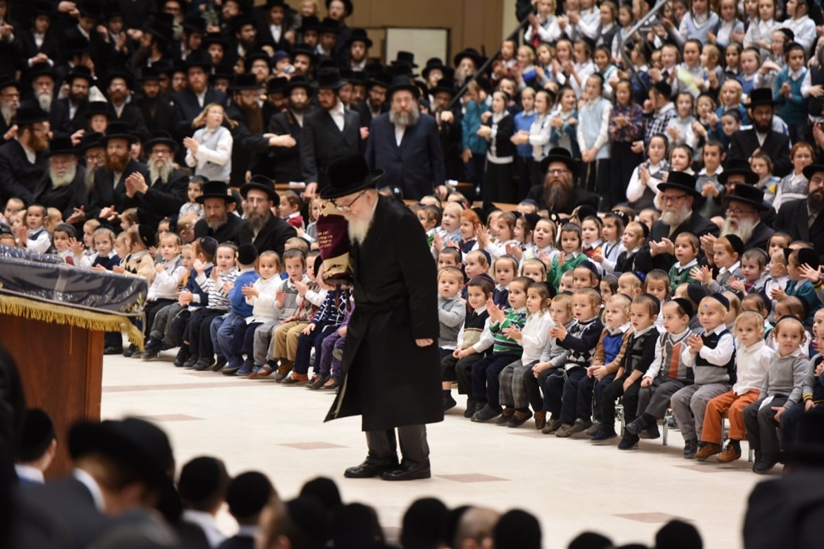 תיעוד: קביעת מזוזה והכנסת ספר תורה לישיבת "ברכת יוסף סקווירא"