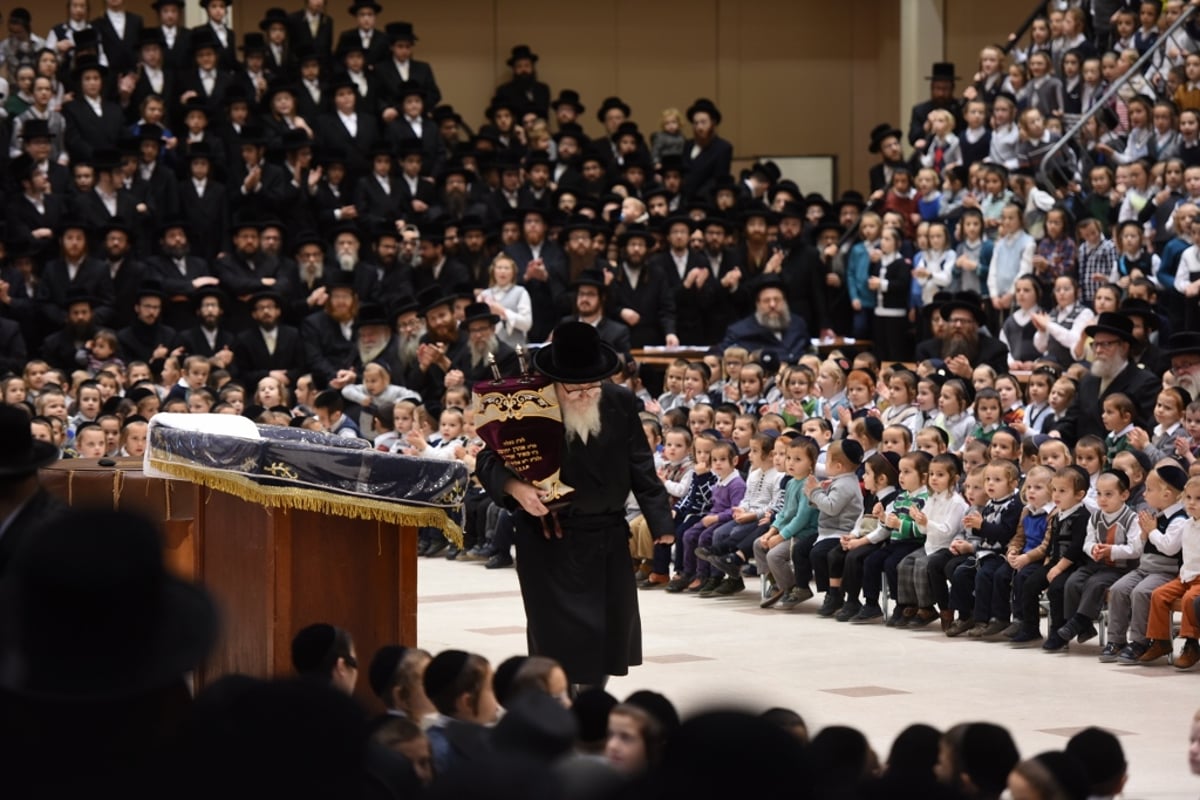 תיעוד: קביעת מזוזה והכנסת ספר תורה לישיבת "ברכת יוסף סקווירא"