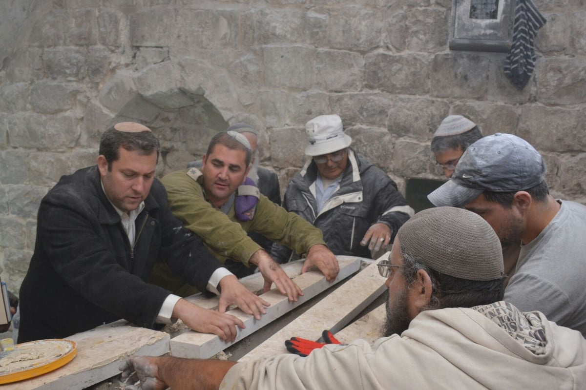 אחרי ההצתות: עשרות שיפצו את קבר יוסף בשכם