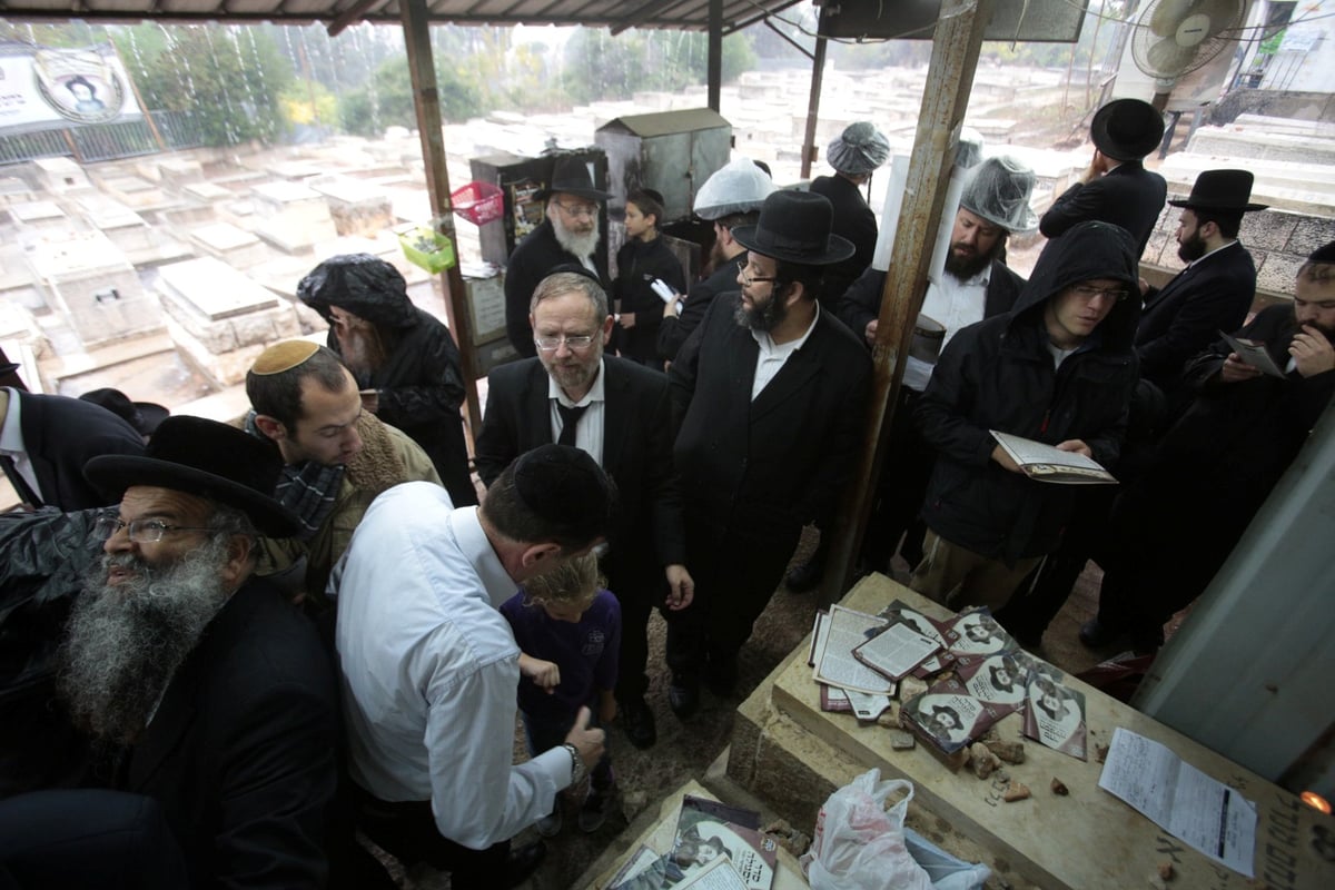 תיעוד: העלייה לציון האדמו"ר מזוועהיל זצ"ל לרגל יום ההילולא