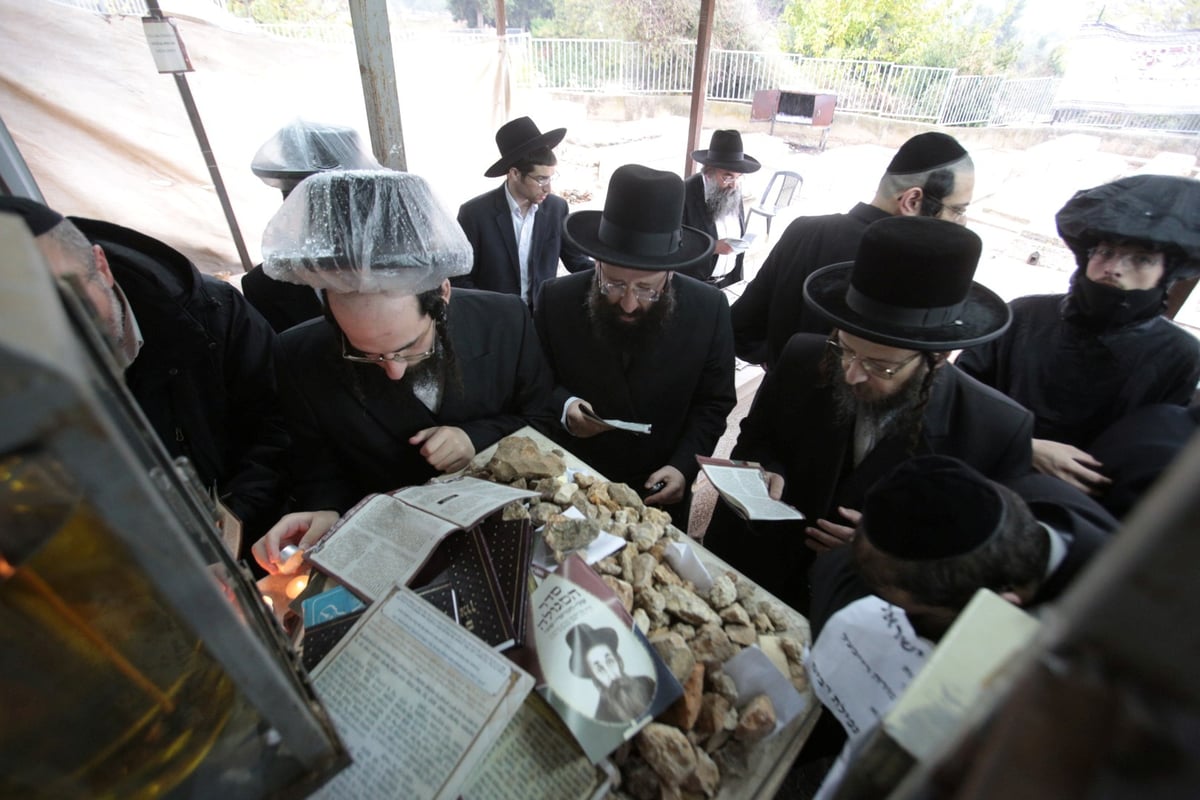 תיעוד: העלייה לציון האדמו"ר מזוועהיל זצ"ל לרגל יום ההילולא