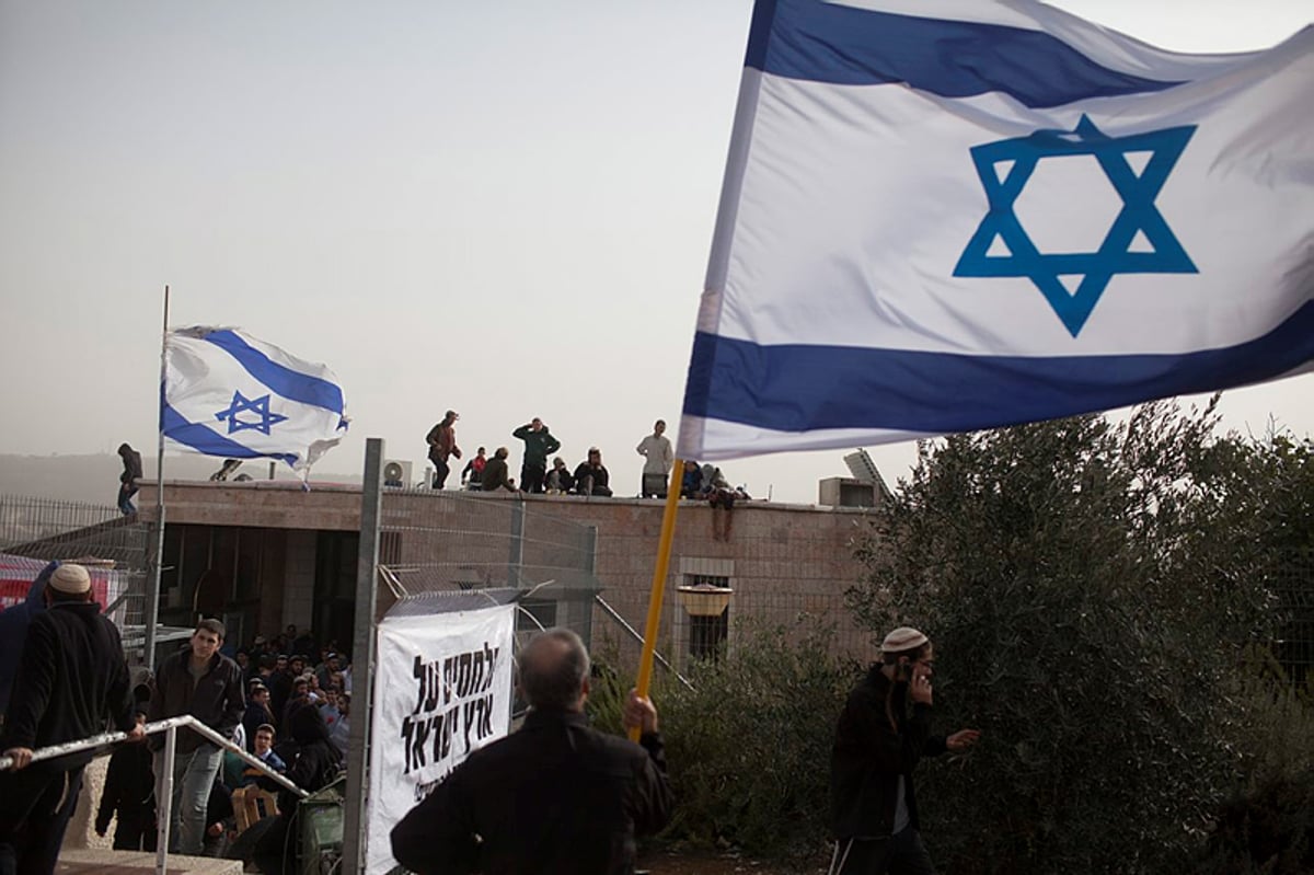 מתבצרים על המבנה