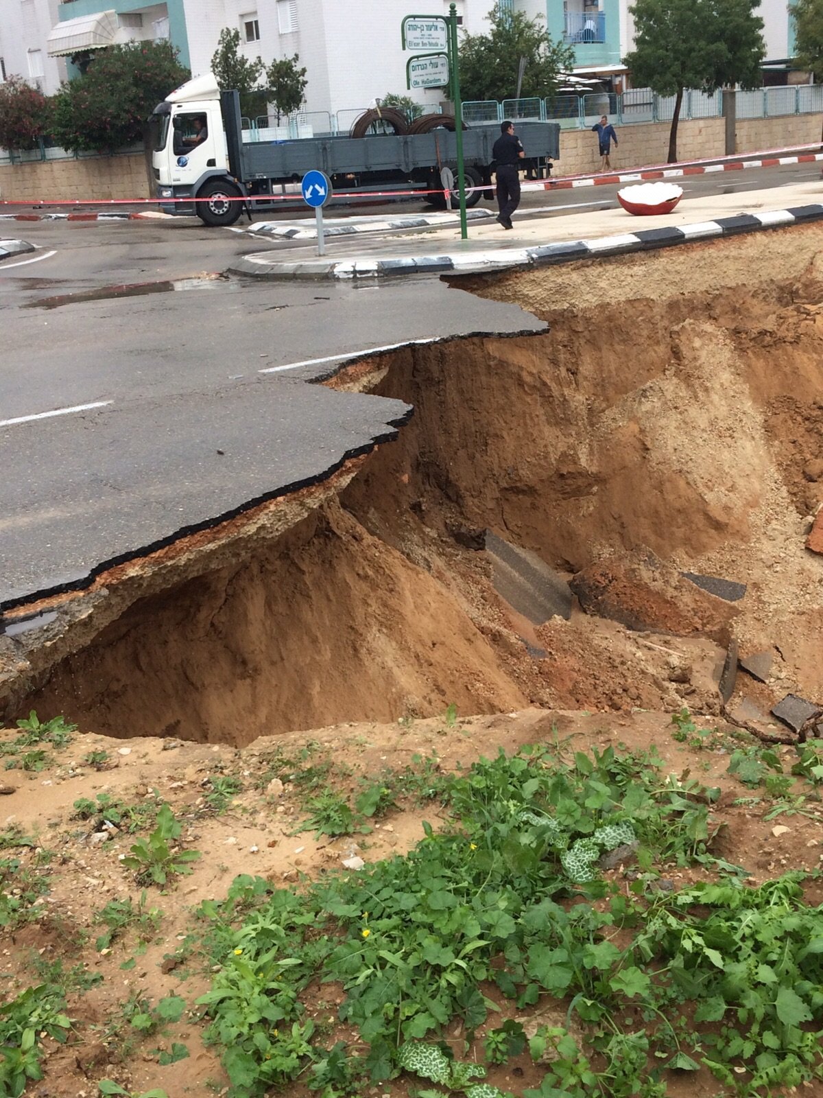 גשמים עזים באשקלון: בור נפער בכביש, רחובות הוצפו