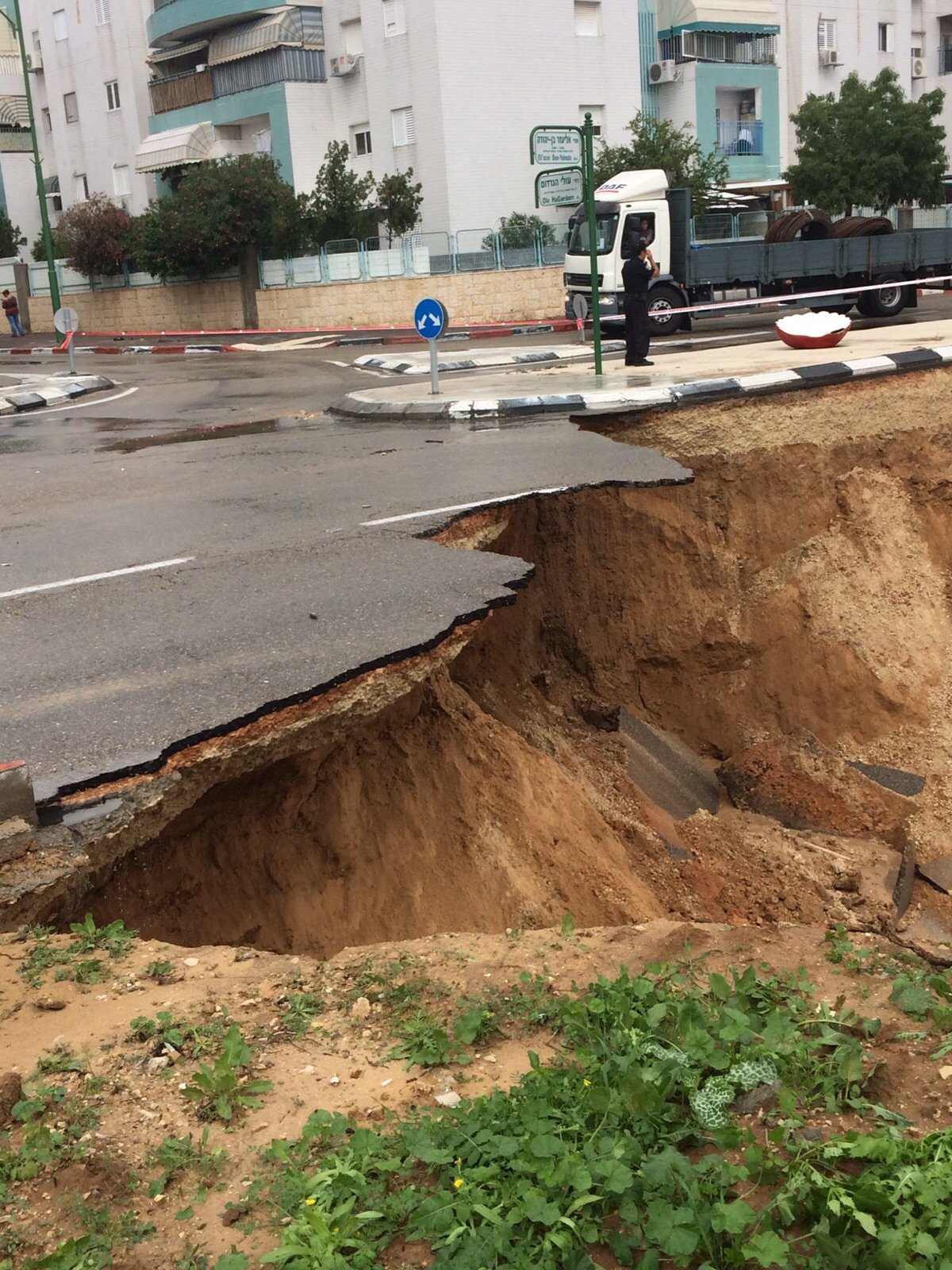 גשמים עזים באשקלון: בור נפער בכביש, רחובות הוצפו