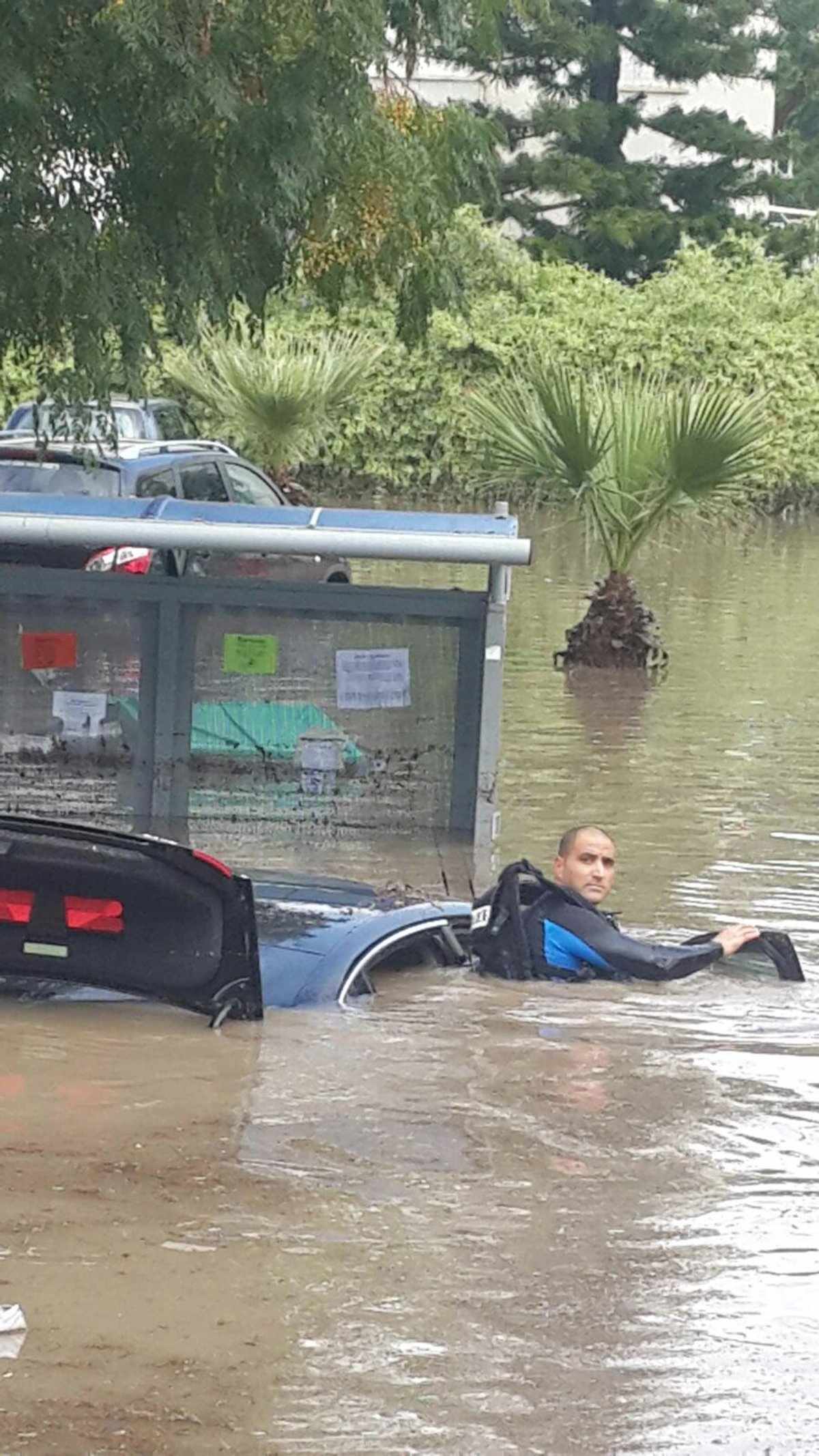 גשמים עזים באשקלון: בור נפער בכביש, רחובות הוצפו