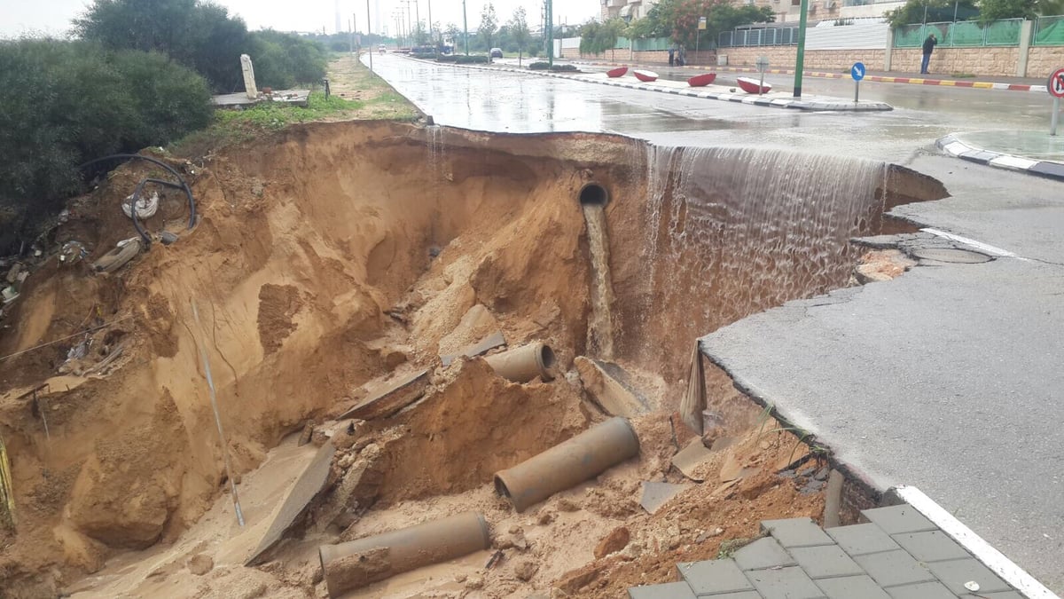 גשמים עזים באשקלון: בור נפער בכביש, רחובות הוצפו