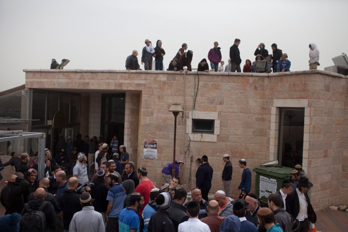 פעילי ימין בבית הכנסת בגבעת זאב