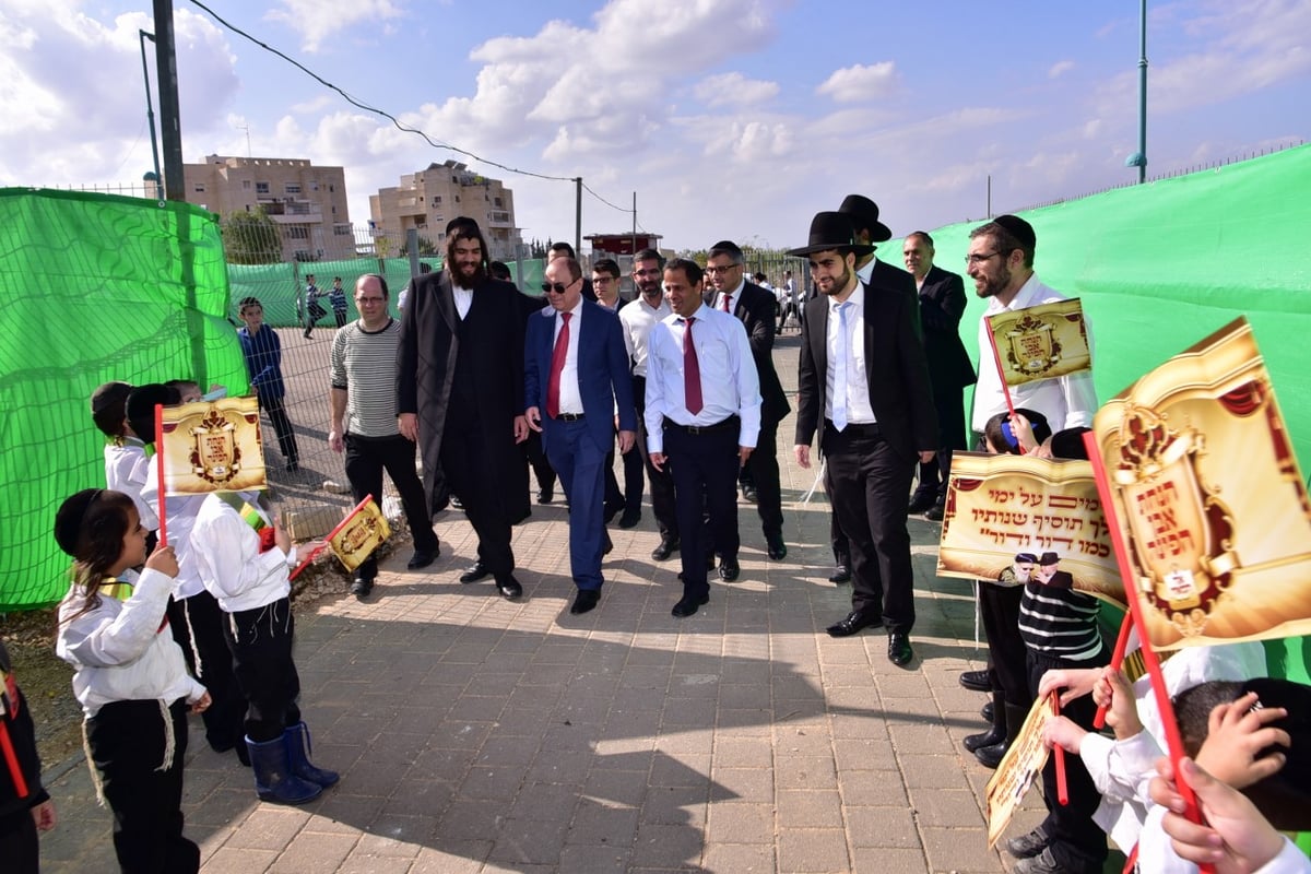 הגר"מ מזוז וסילבן שלום הניחו אבן פינה באלעד. צפו