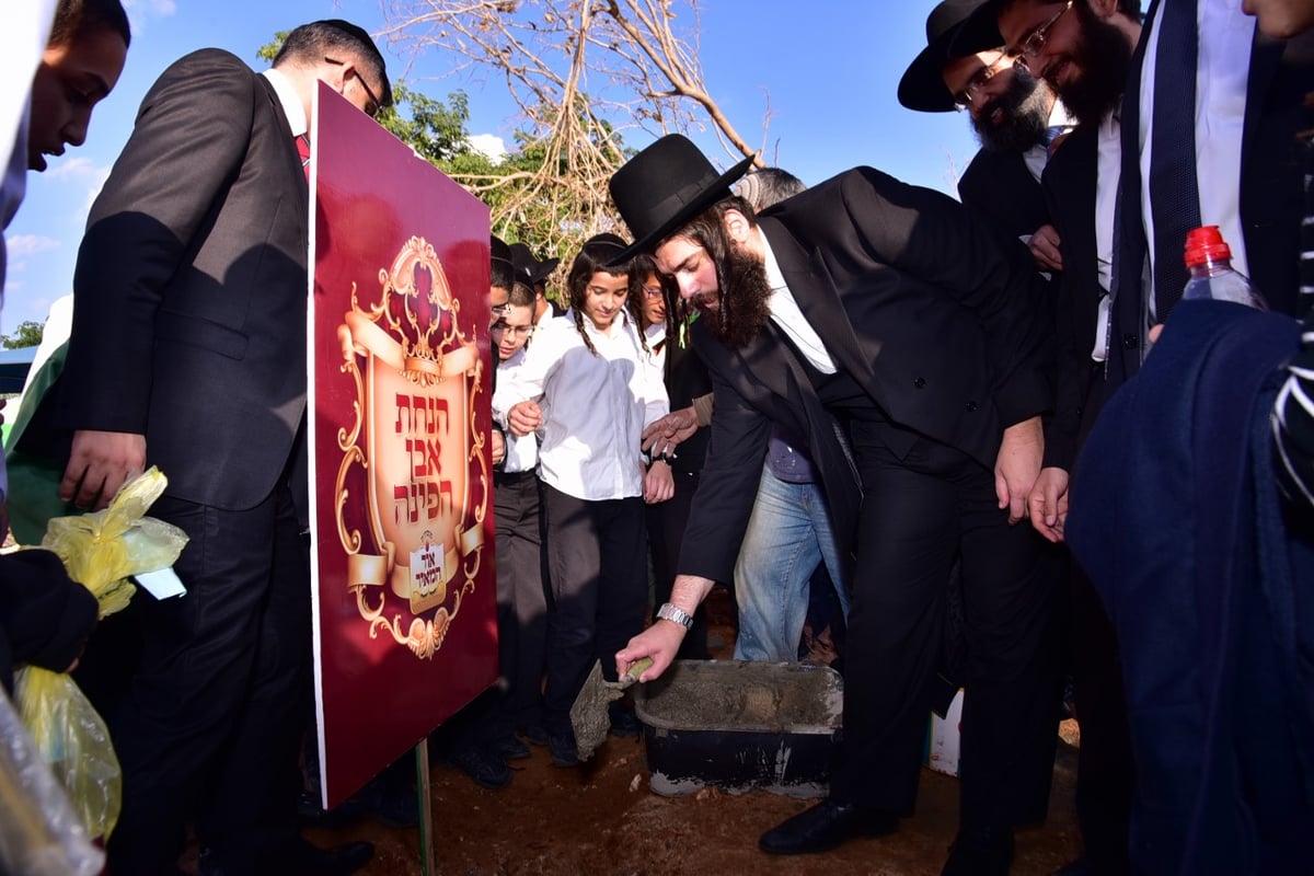 הגר"מ מזוז וסילבן שלום הניחו אבן פינה באלעד. צפו