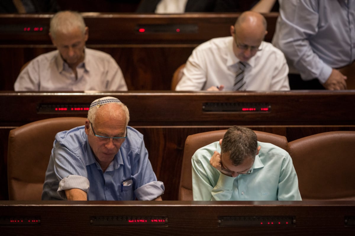 הצבעות, עייפות וצעקות • כך נראתה ההצבעה בכנסת על חוק התקציב