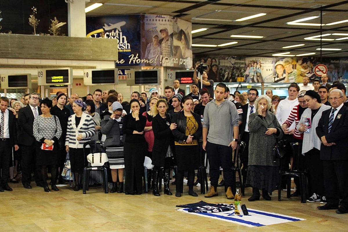 תיעוד כואב: מאות נפרדו מתלמיד הישיבה עזרא שוורץ שנרצח בפיגוע בגוש עציון