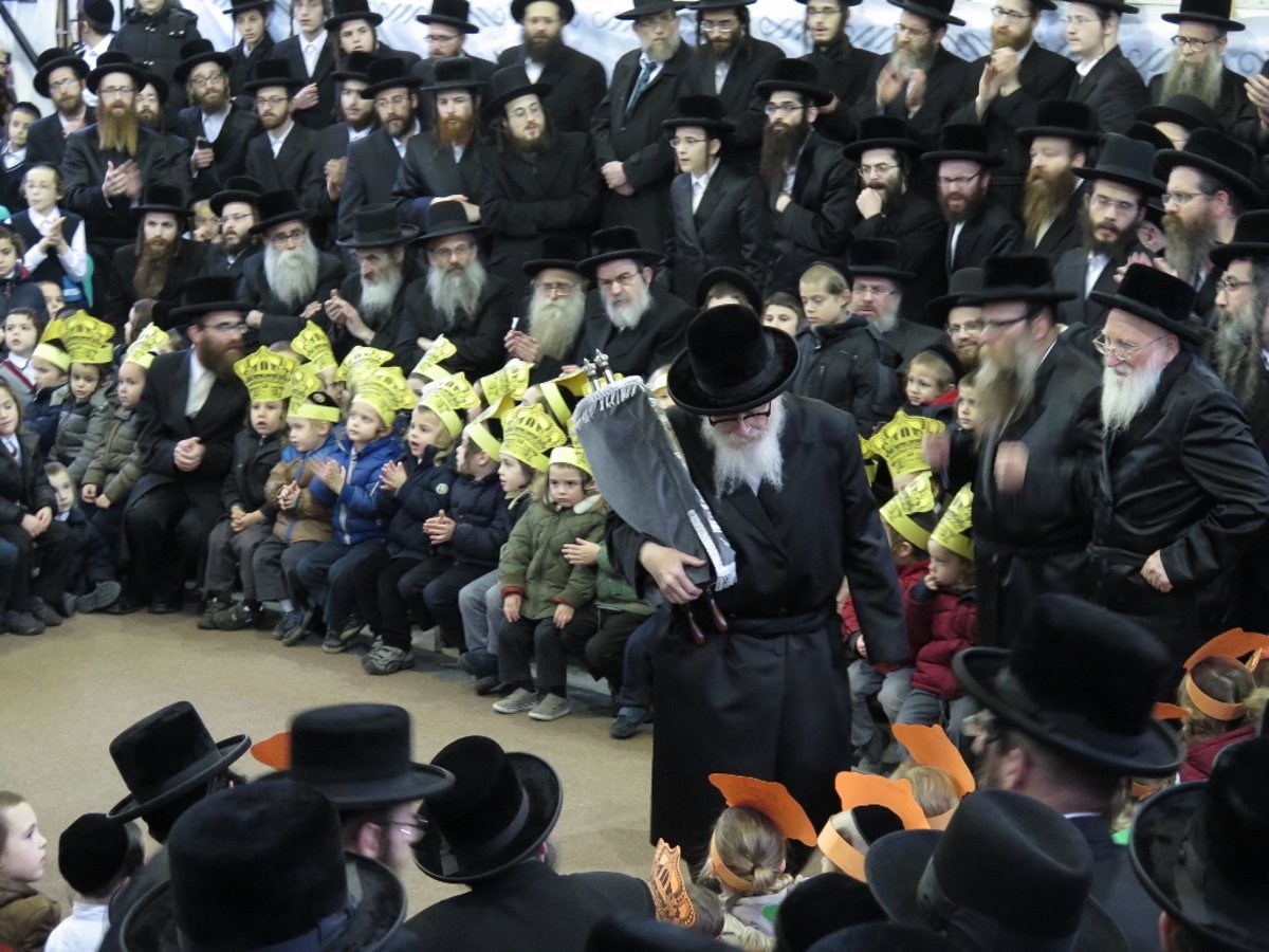 תיעוד: הכנסת ספר תורה לביהמ"ד סקווירא במונסי