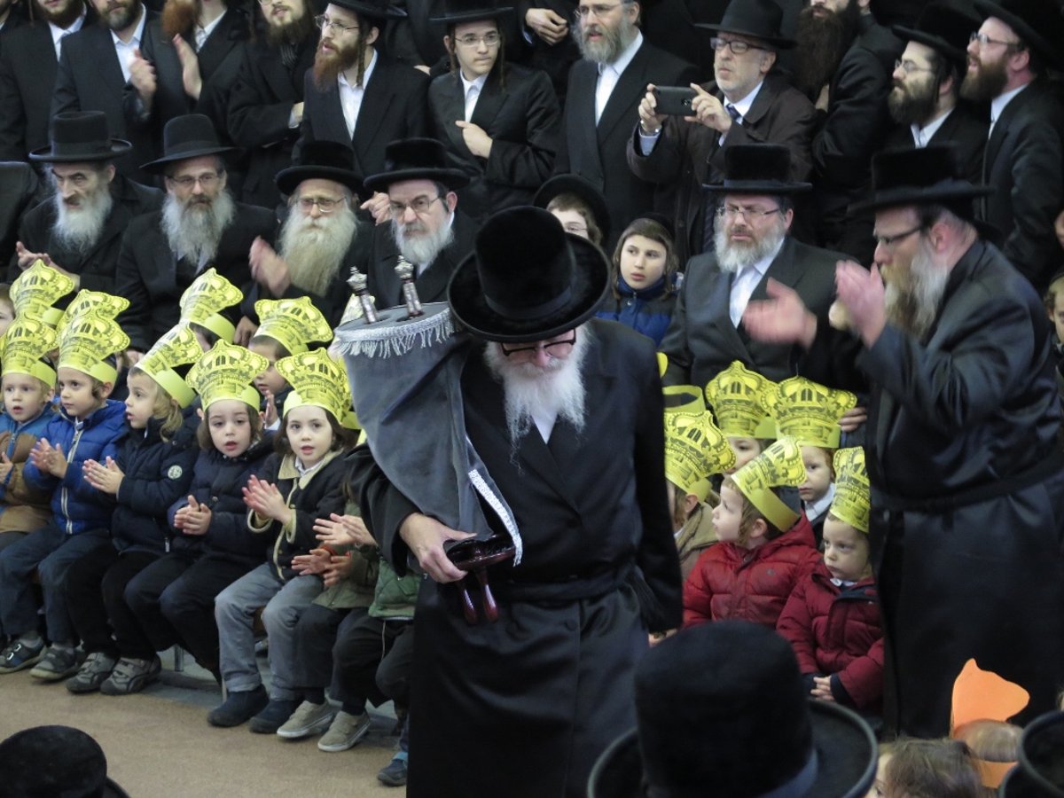 תיעוד: הכנסת ספר תורה לביהמ"ד סקווירא במונסי