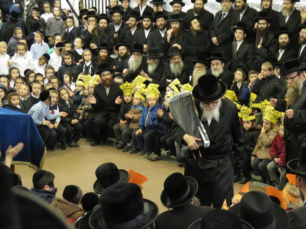 תיעוד: הכנסת ספר תורה לביהמ"ד סקווירא במונסי