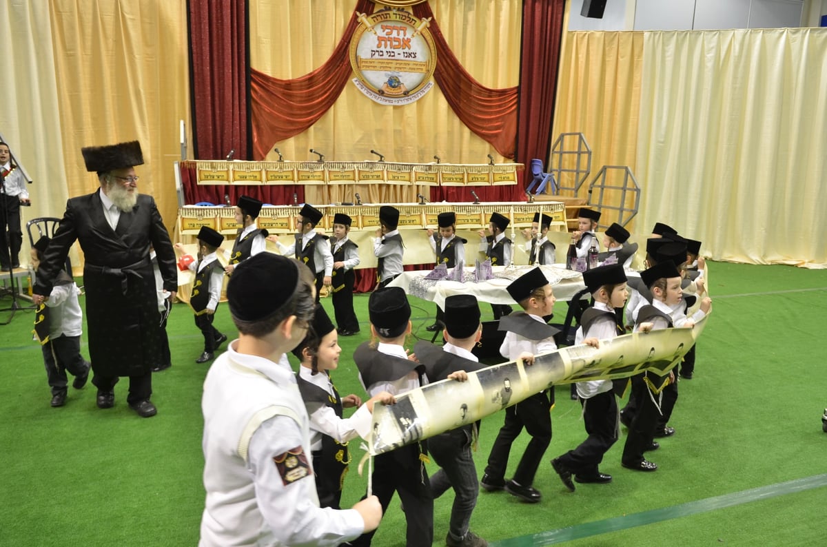 מעמד מרגש: "חומש סעודה" בת"ת צאנז בבני ברק