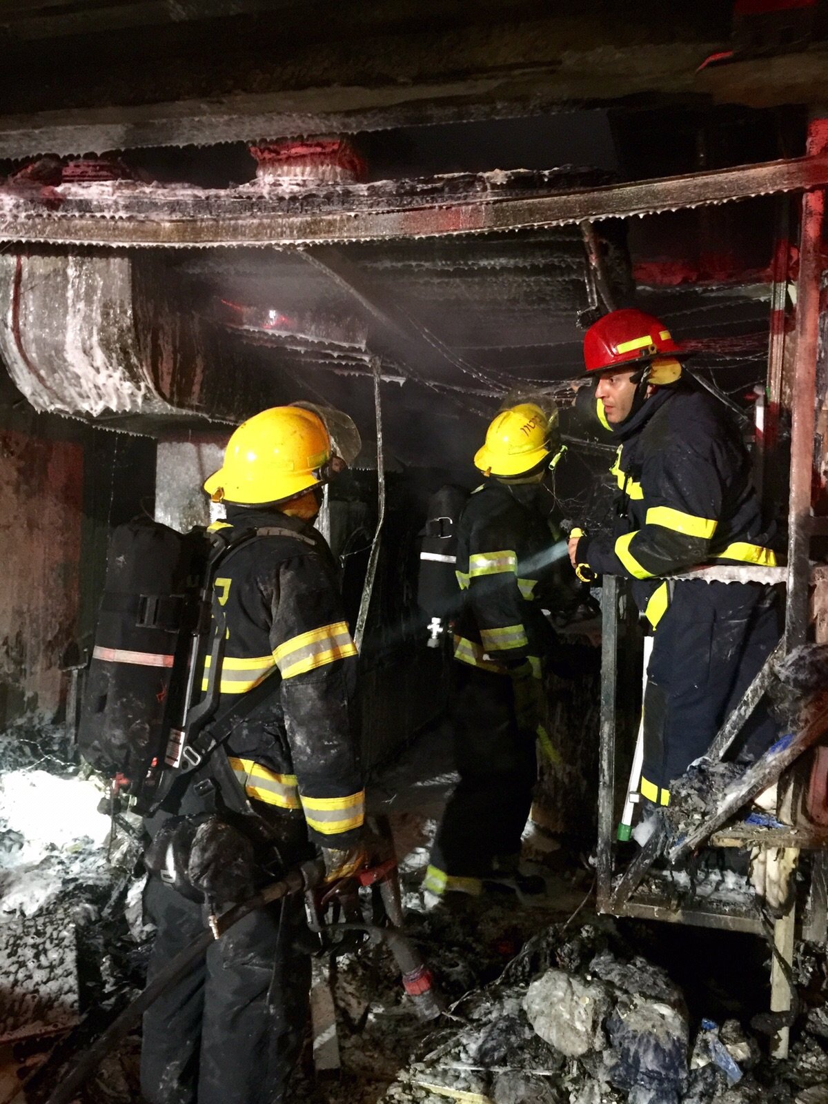 תיעוד: לוחמי האש השתלטו על שריפה במכבסה בנתניה