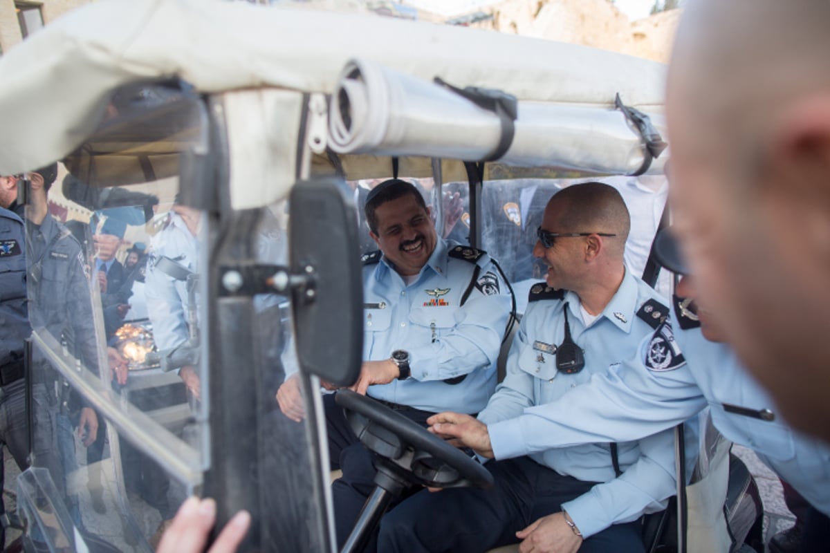 צפו: היום הראשון של השוטר מספר 1 בתמונות