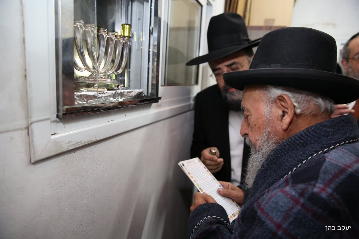 תיעוד: הדלקת החנוכייה של הגר"ש בעדני