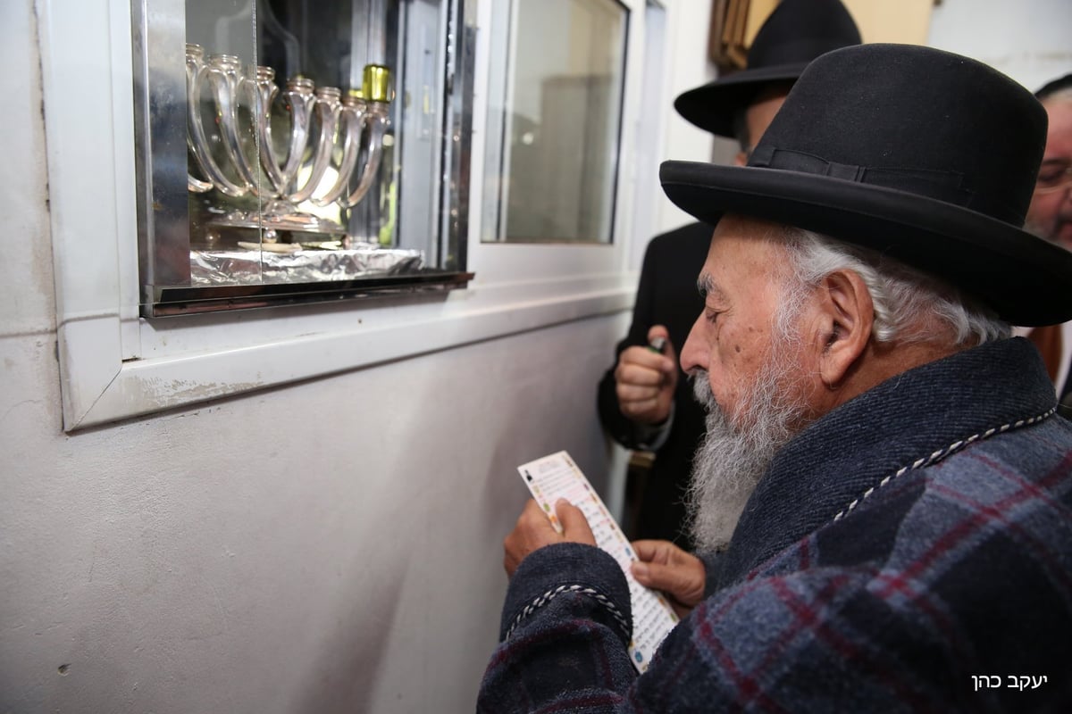 תיעוד: הדלקת החנוכייה של הגר"ש בעדני