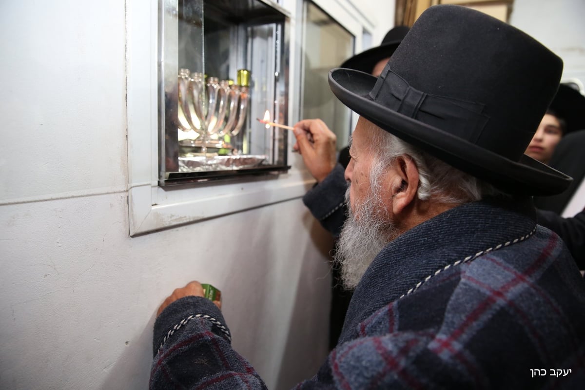 תיעוד: הדלקת החנוכייה של הגר"ש בעדני