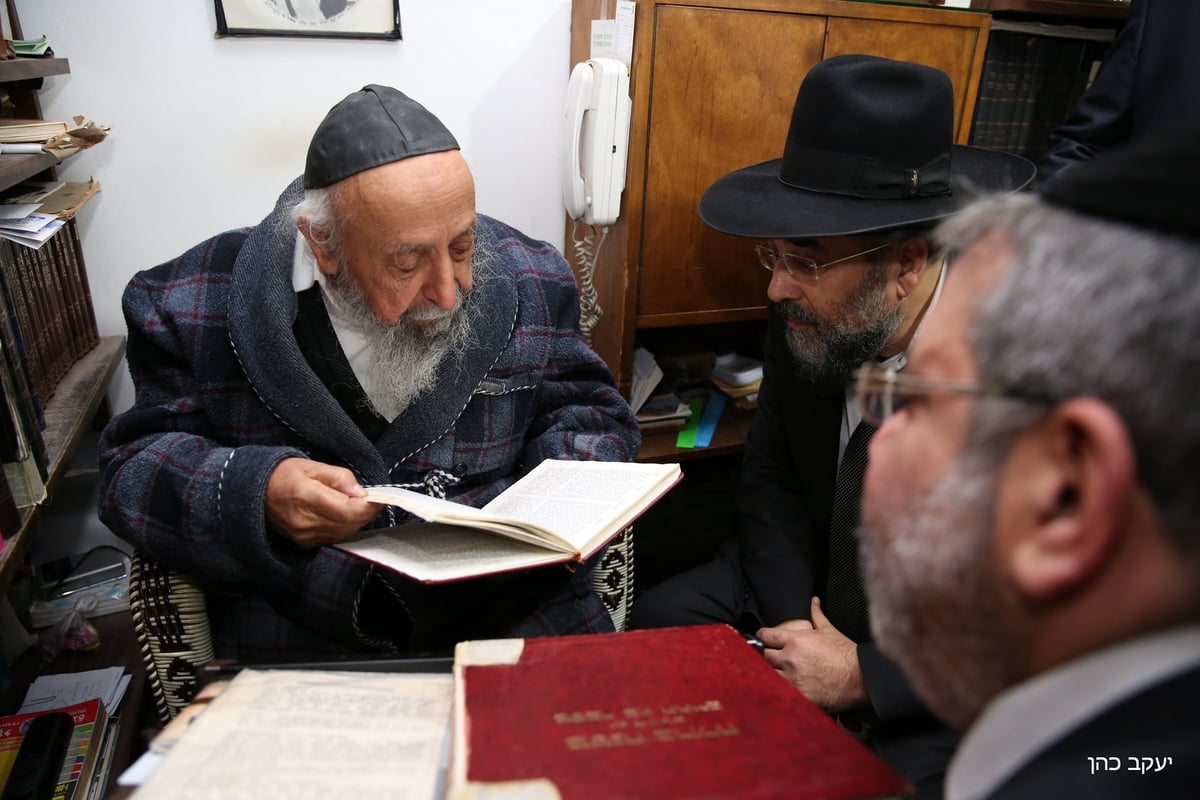 תיעוד: הדלקת החנוכייה של הגר"ש בעדני