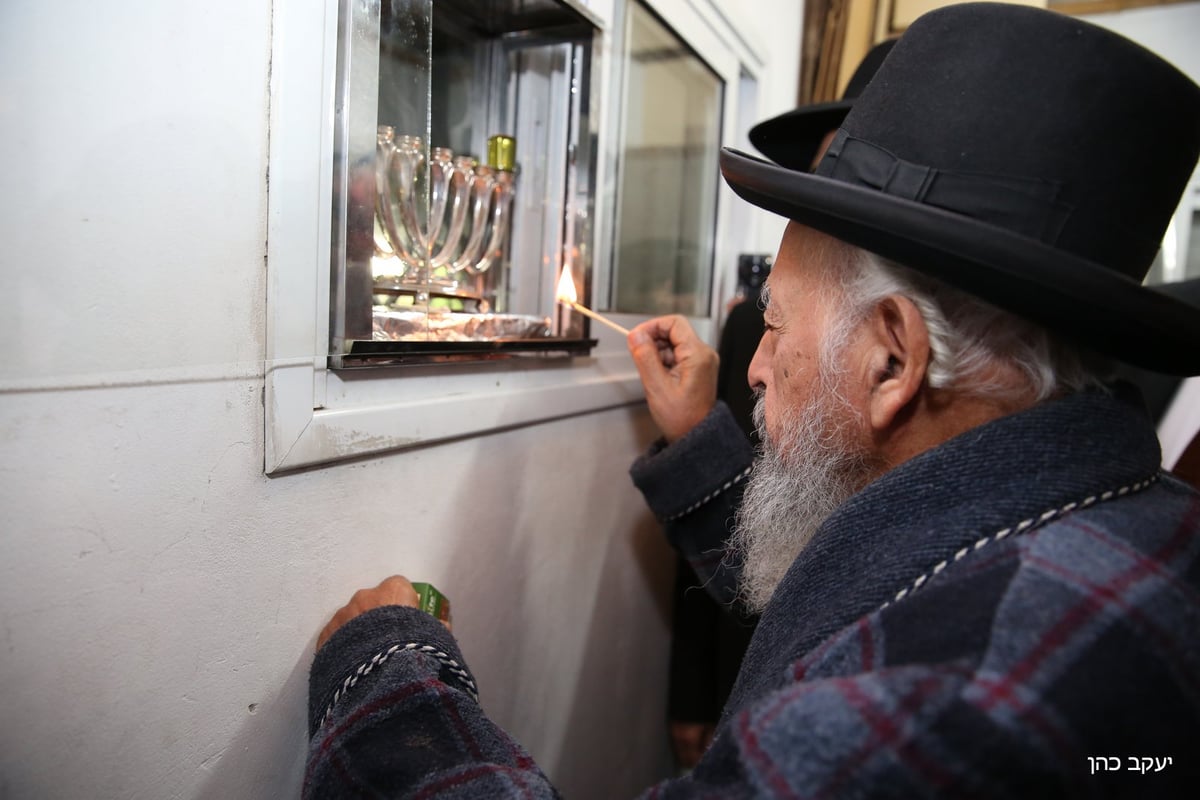 תיעוד: הדלקת החנוכייה של הגר"ש בעדני