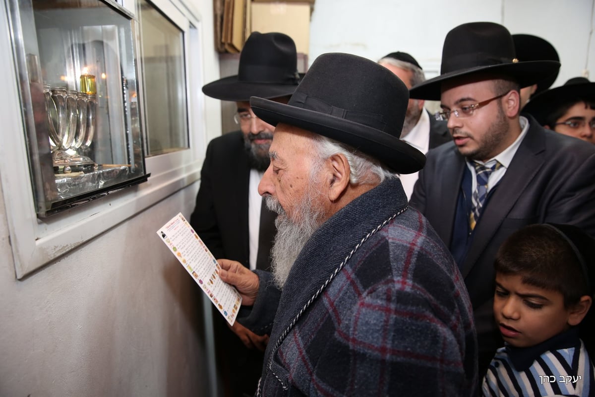 תיעוד: הדלקת החנוכייה של הגר"ש בעדני