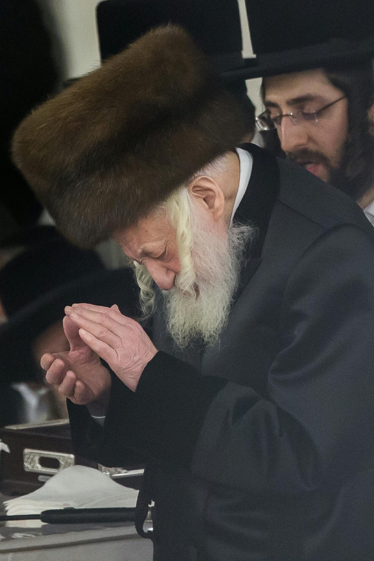 מול מאות חסידים: זקן האדמו"רים הדליק • צפו