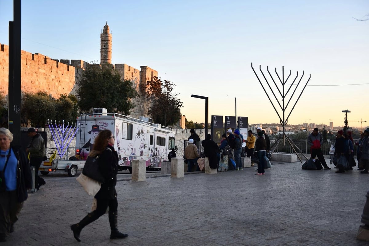 הטנקים של חב"ד יצאו למבצע חנוכה בירושלים