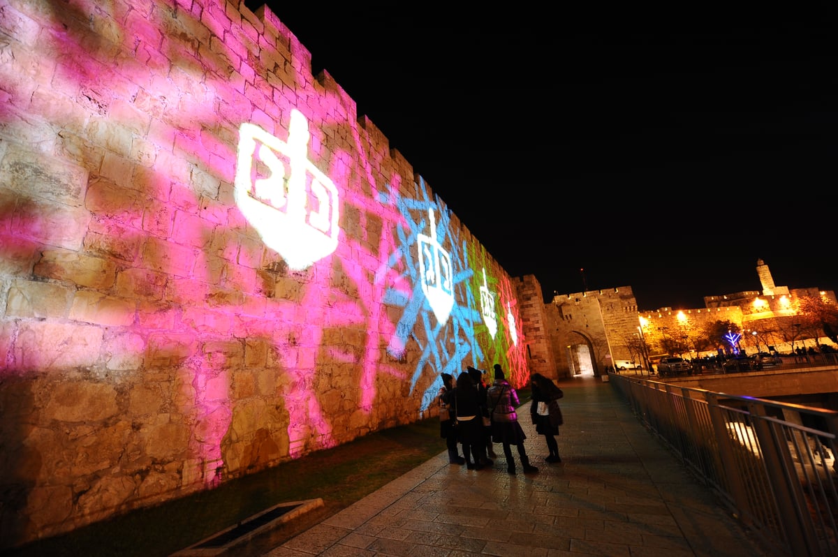 חנוכה ברחובות ירושלים • גלריה מוארת וצבעונית