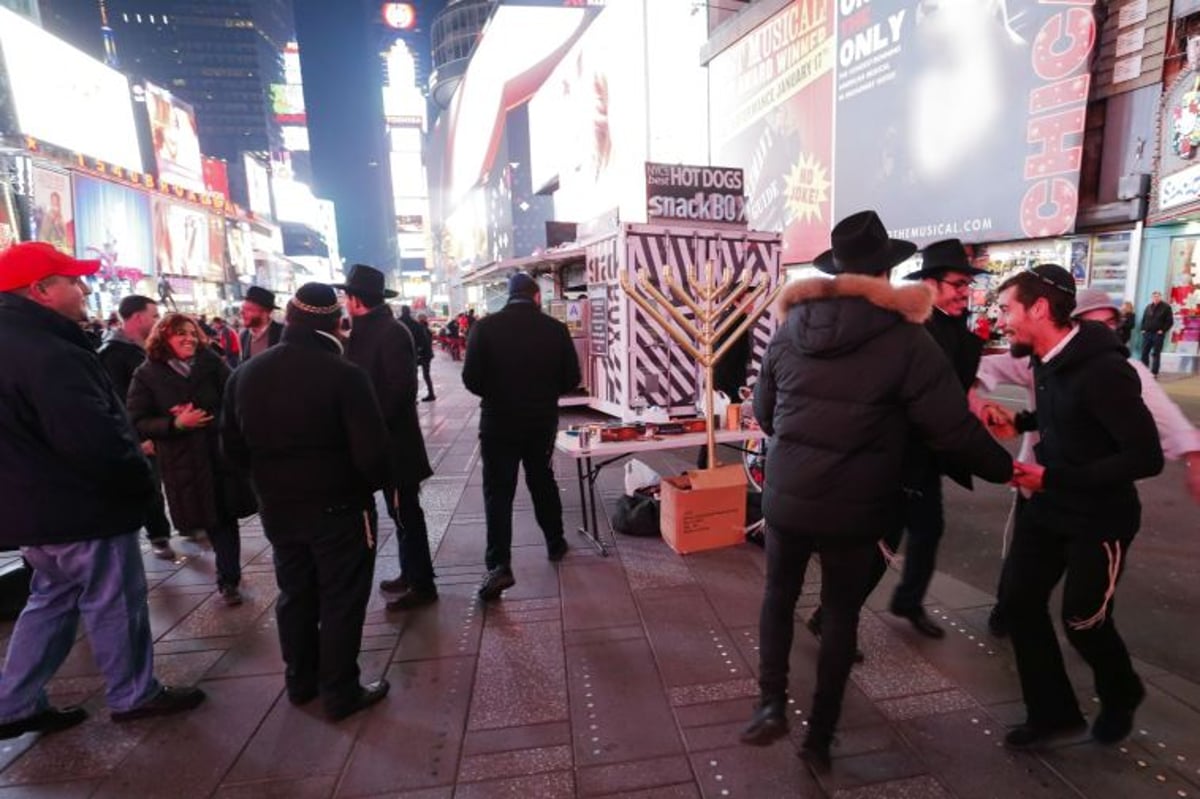 החב"דניקים הדליקו את הטיימס סקוור • גלריה צבעונית