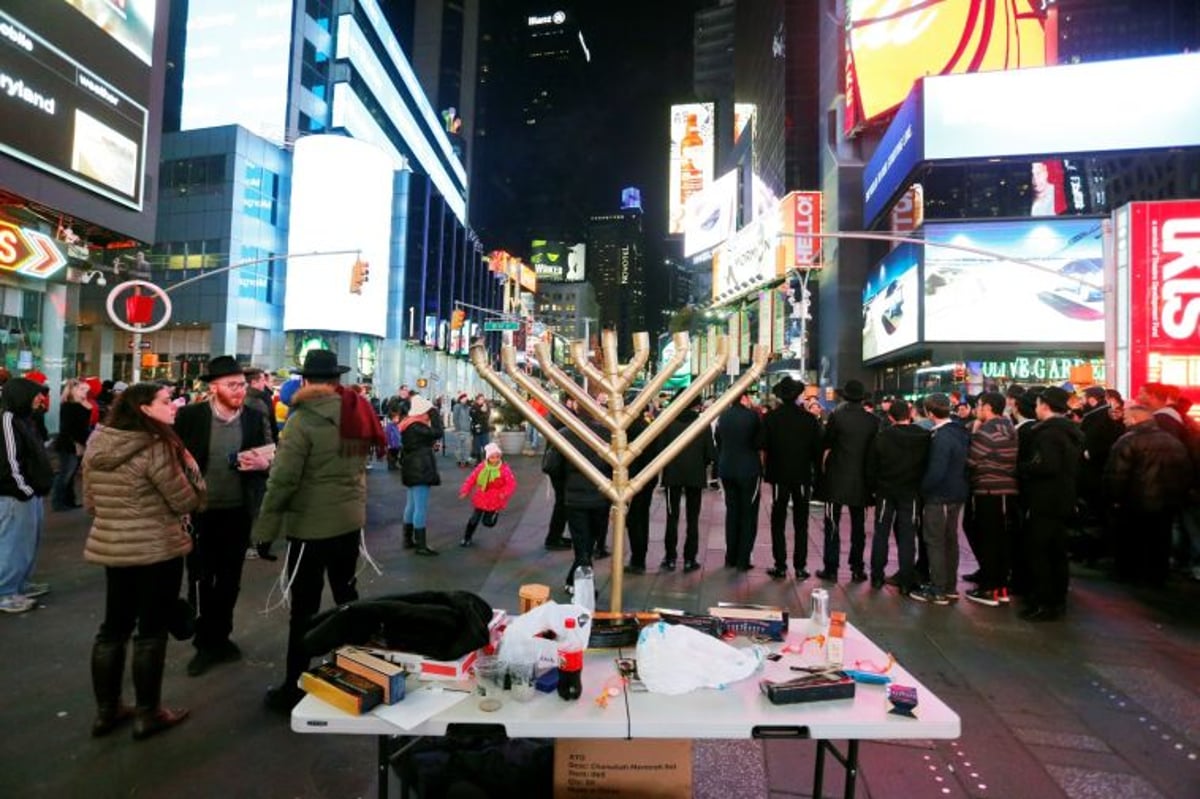 החב"דניקים הדליקו את הטיימס סקוור • גלריה צבעונית