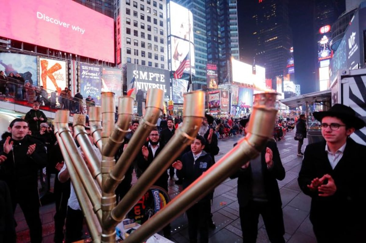 החב"דניקים הדליקו את הטיימס סקוור • גלריה צבעונית