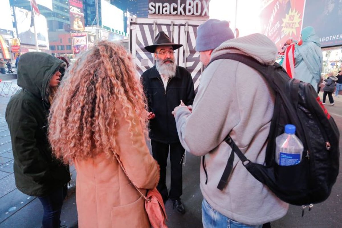 החב"דניקים הדליקו את הטיימס סקוור • גלריה צבעונית