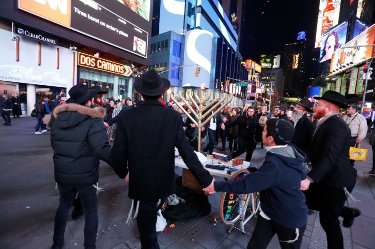 החב"דניקים הדליקו את הטיימס סקוור • גלריה צבעונית