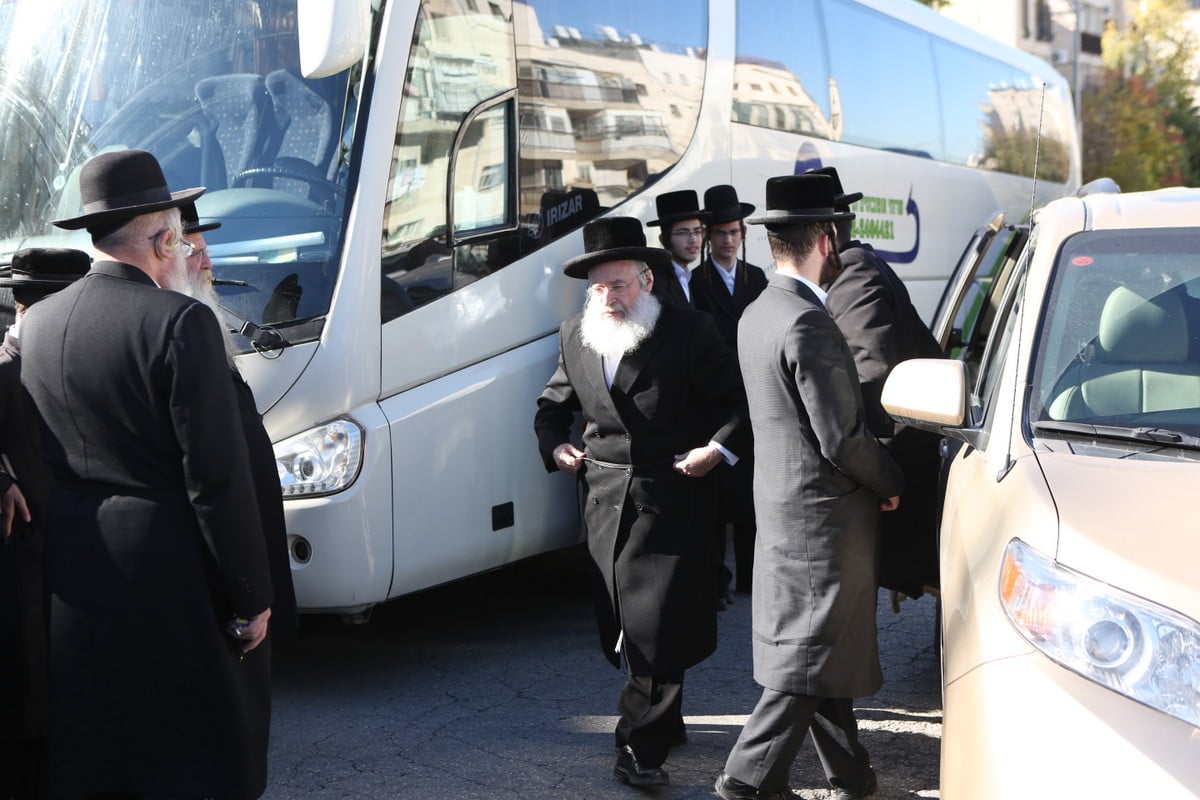 צפו בתיעוד: המונים נפרדו מרבי משה וייס זצ"ל