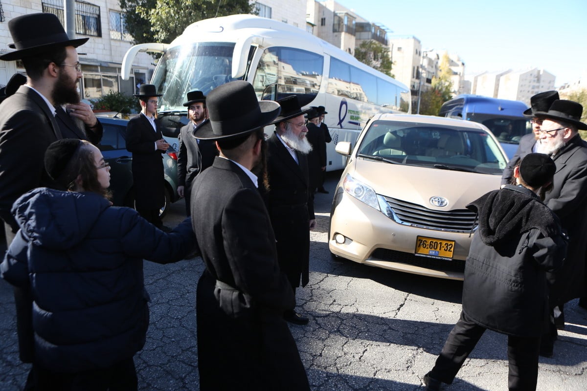 צפו בתיעוד: המונים נפרדו מרבי משה וייס זצ"ל