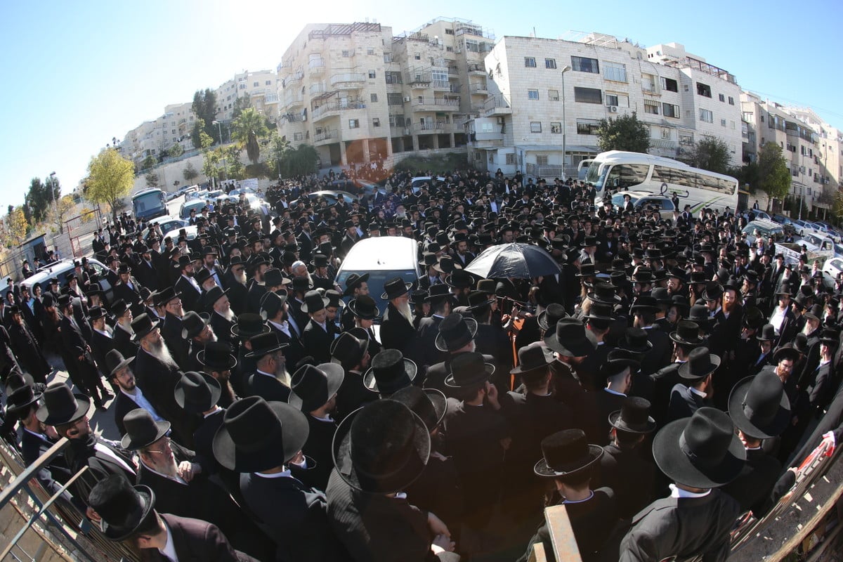 צפו בתיעוד: המונים נפרדו מרבי משה וייס זצ"ל