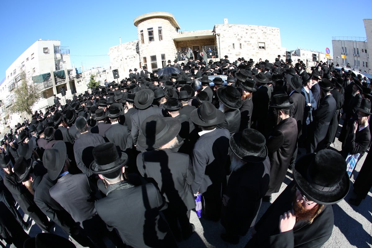 צפו בתיעוד: המונים נפרדו מרבי משה וייס זצ"ל