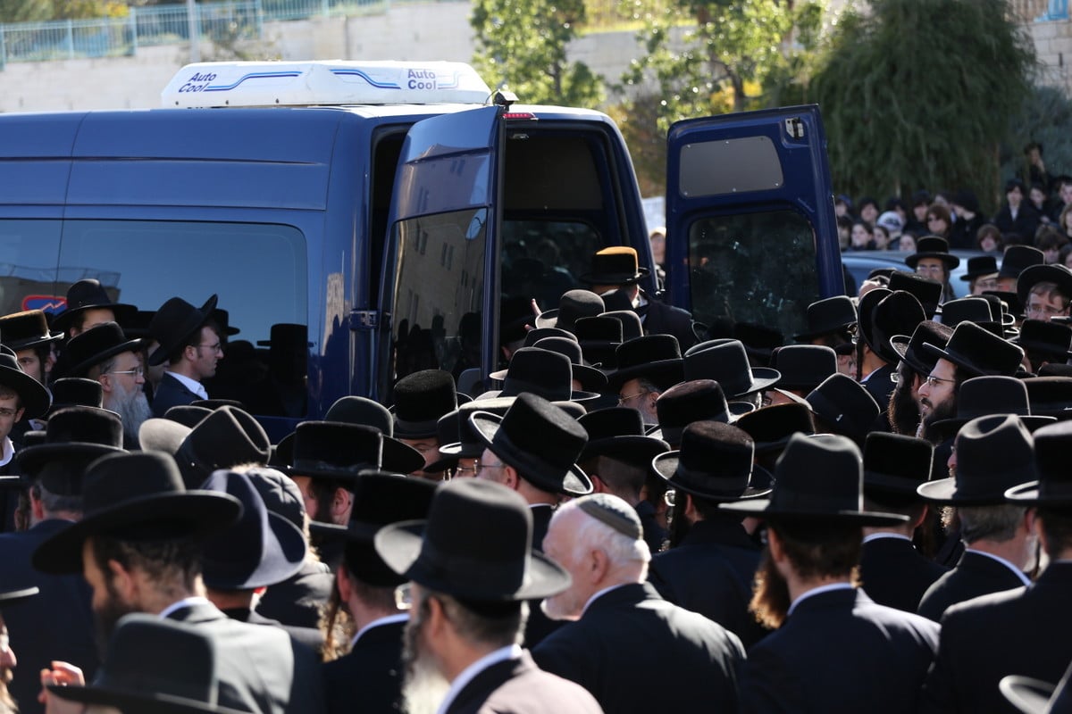 צפו בתיעוד: המונים נפרדו מרבי משה וייס זצ"ל