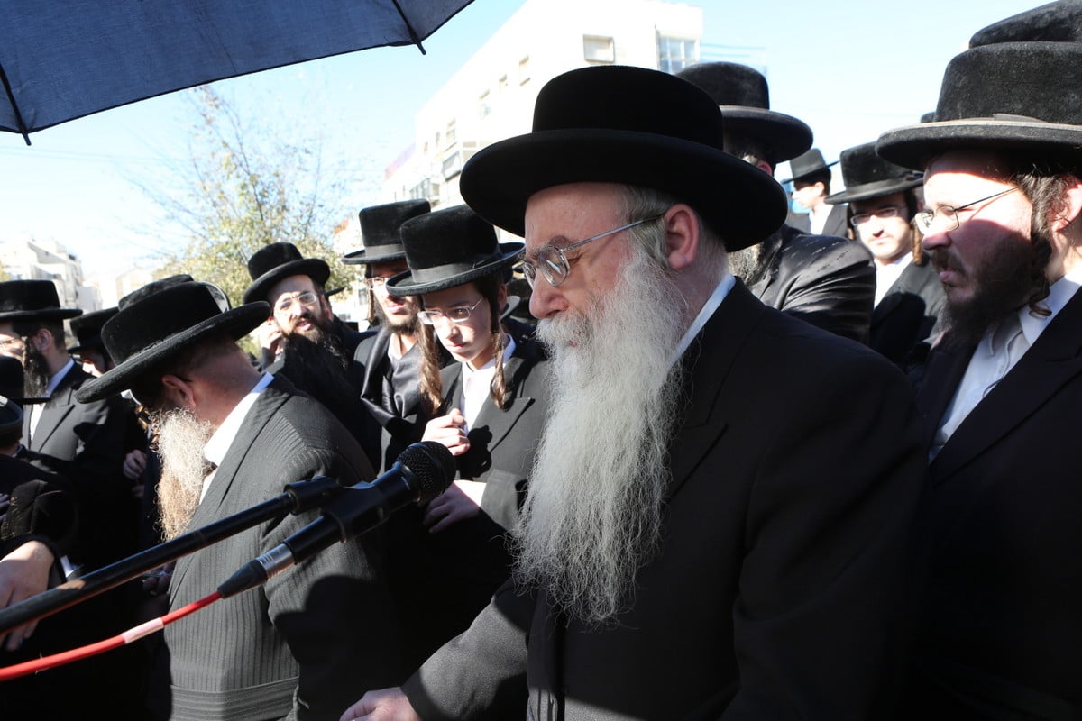 צפו בתיעוד: המונים נפרדו מרבי משה וייס זצ"ל