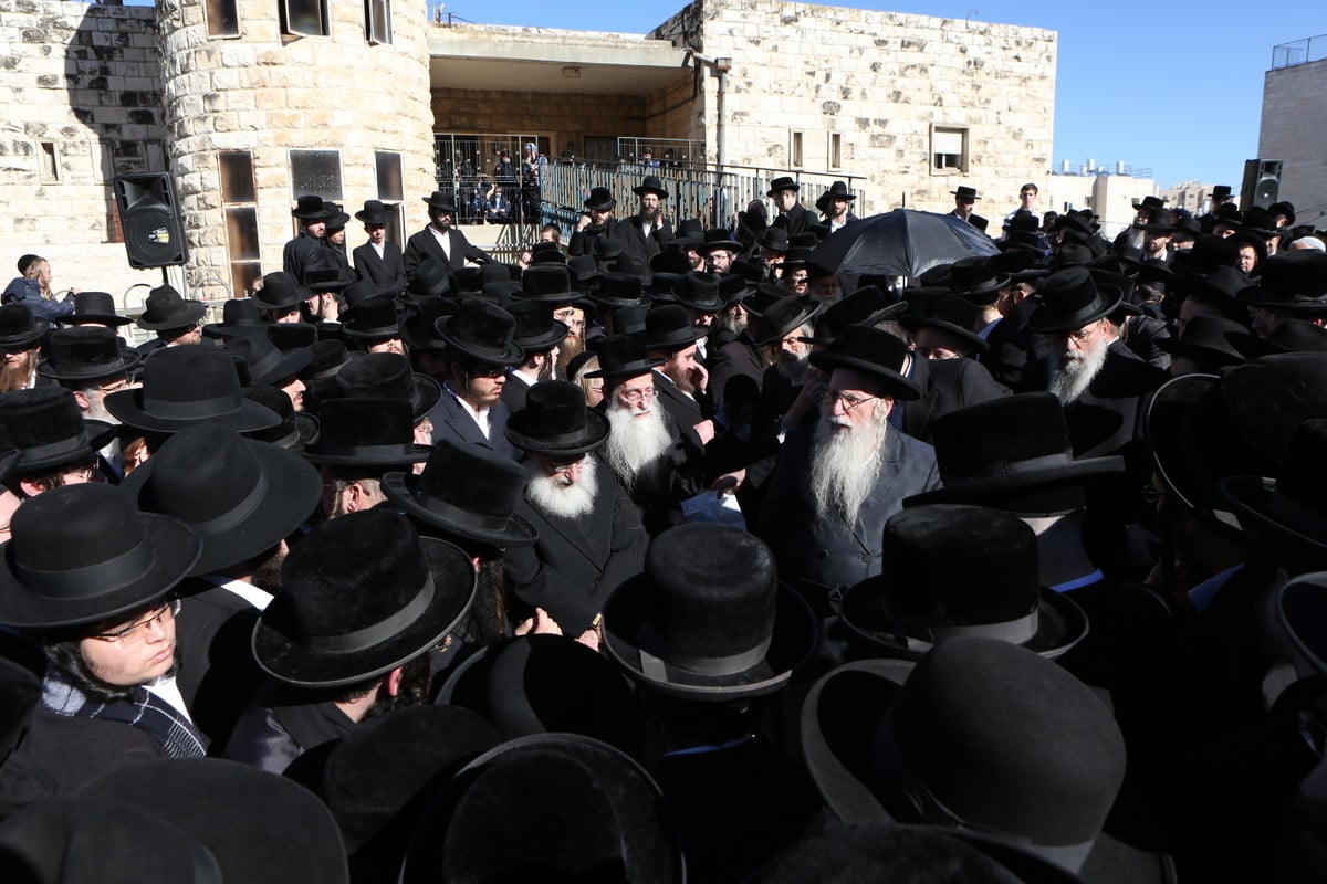 צפו בתיעוד: המונים נפרדו מרבי משה וייס זצ"ל