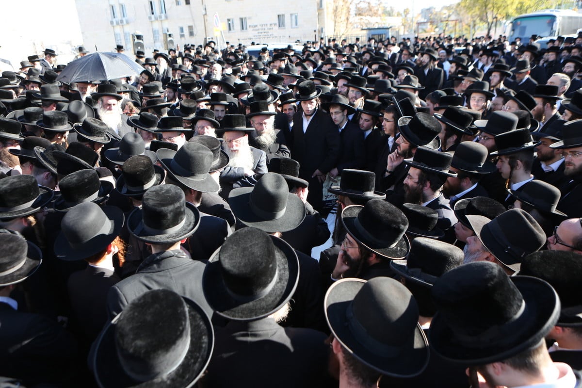 צפו בתיעוד: המונים נפרדו מרבי משה וייס זצ"ל