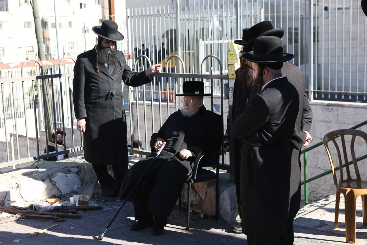 צפו בתיעוד: המונים נפרדו מרבי משה וייס זצ"ל