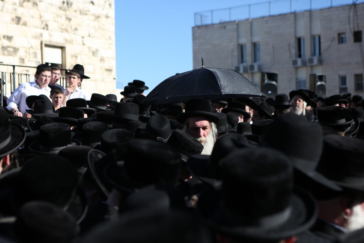 צפו בתיעוד: המונים נפרדו מרבי משה וייס זצ"ל