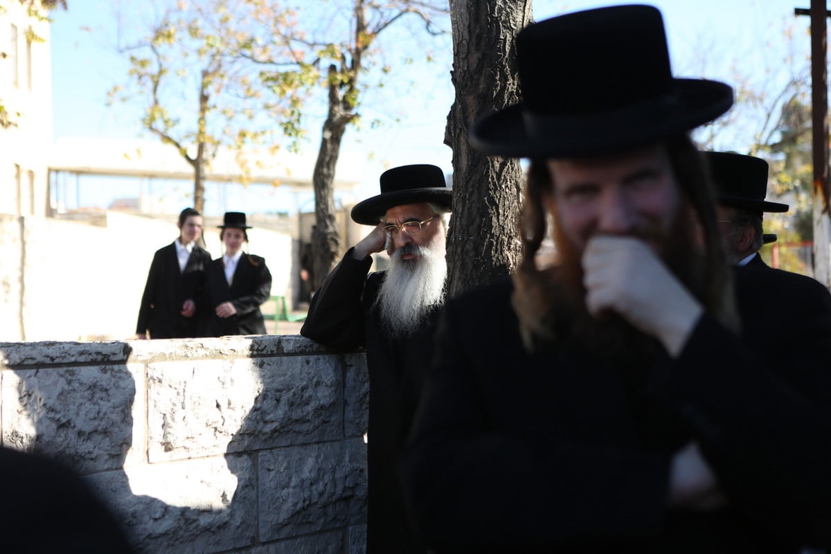 צפו בתיעוד: המונים נפרדו מרבי משה וייס זצ"ל