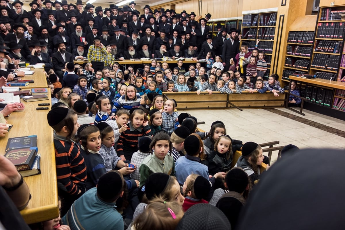 תיעוד ענק: ההדלקה בעשרות חצרות בארה"ב